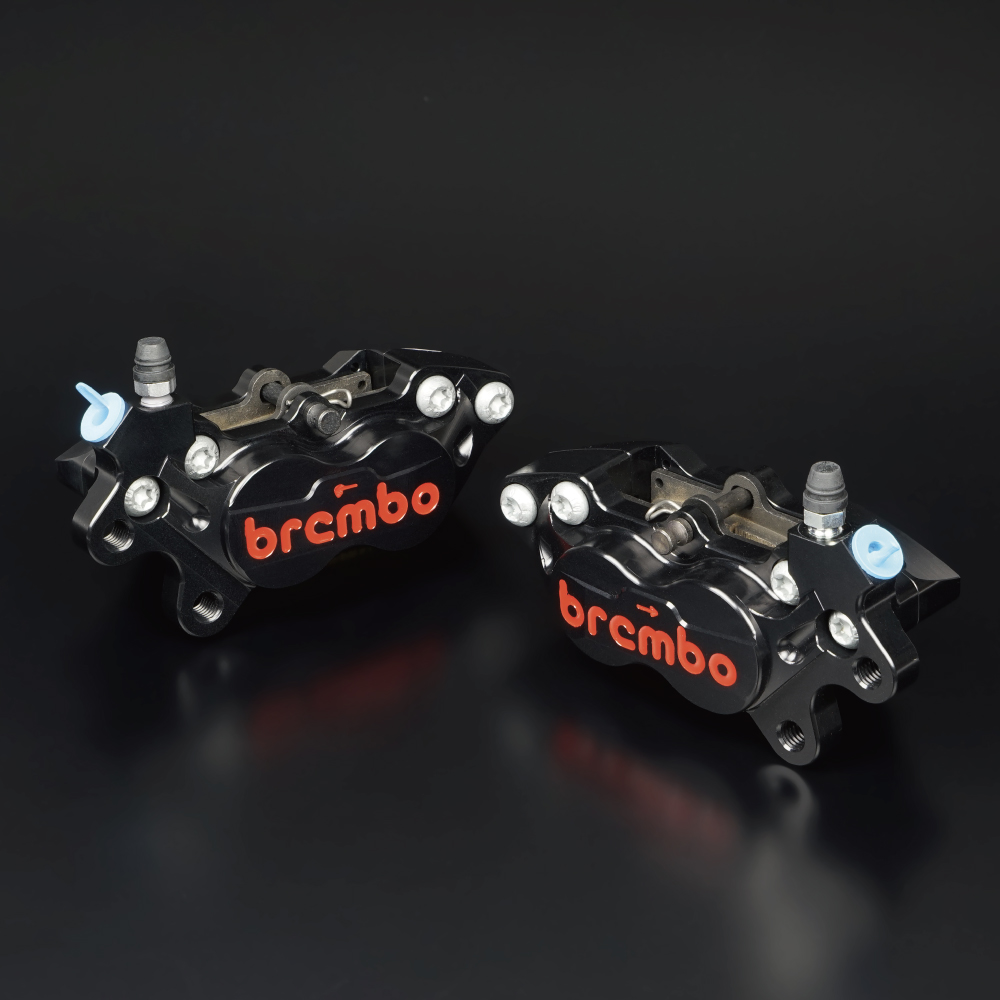 Brembo 4ポットキャリパー 40ｍｍ ブラック 赤ロゴ 右用 (3)パッド付き