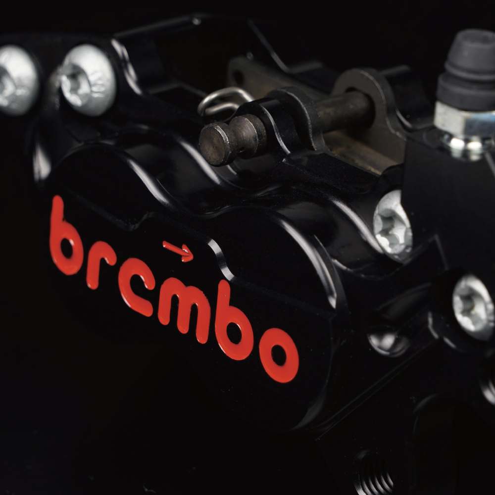 Brembo 4ポットキャリパー 40ｍｍ ブラック 赤ロゴ 右用 (2)パッド付き