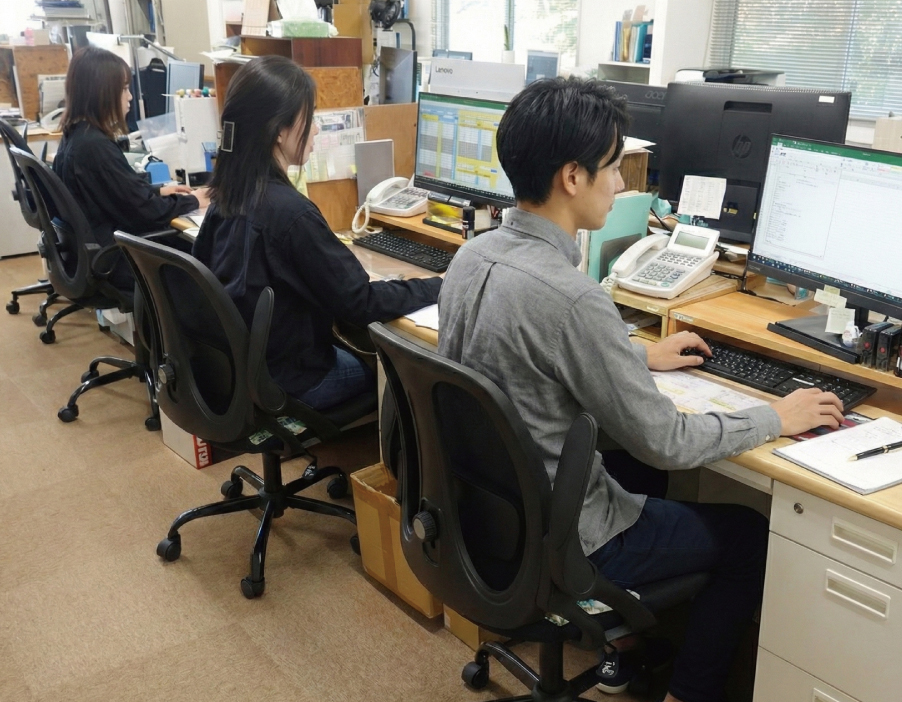 内勤（資料作成・企画業務）の様子