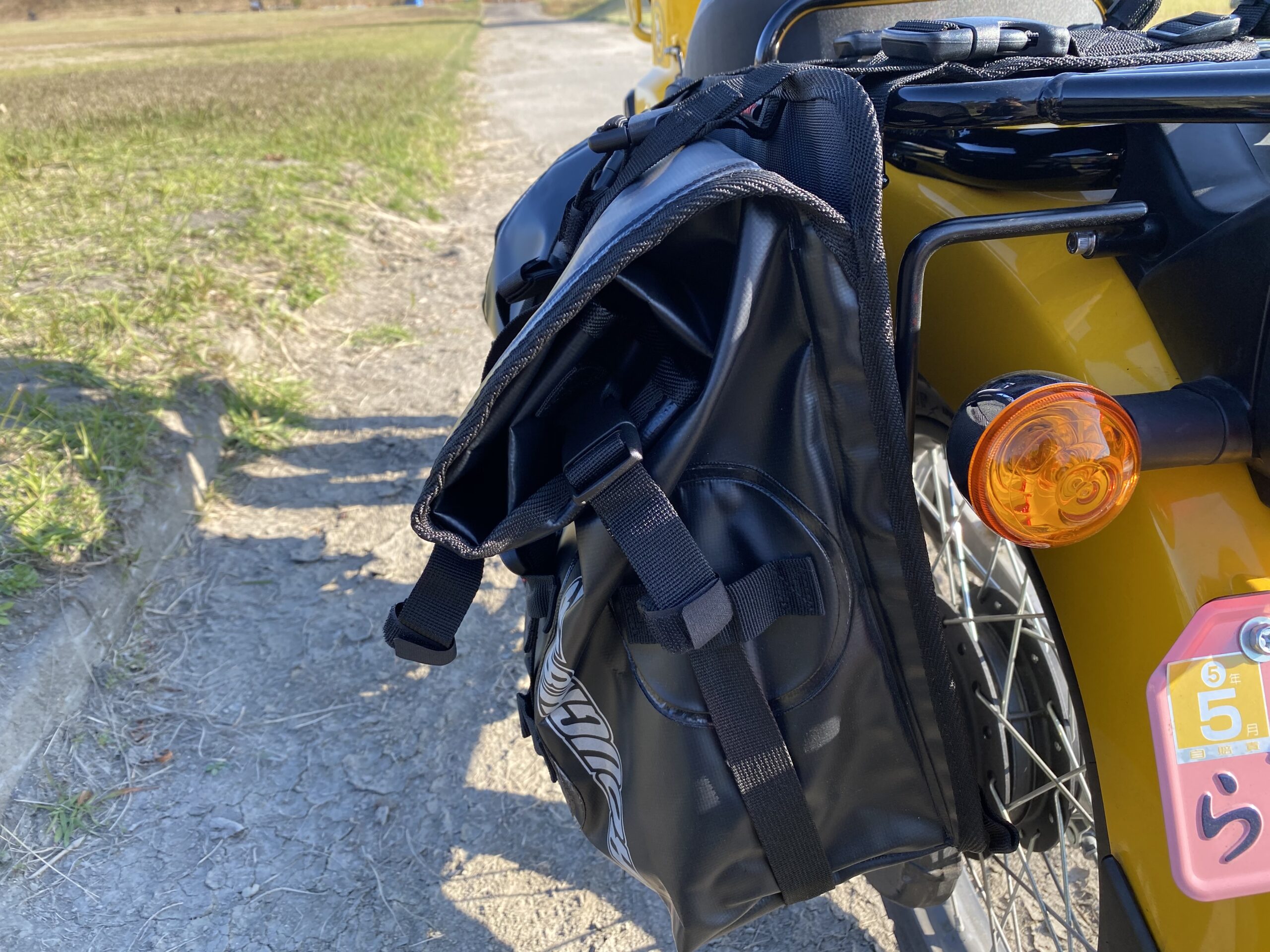 クロスカブの新しいサイドバッグに荷物を入れてラーツーへgo 商品紹介 Rr9307 Aqa Dryソロサイドバッグ Mottoラフロ